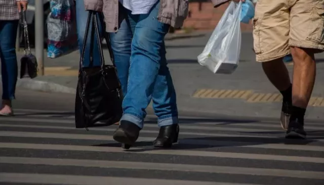 Автомобиль в Барнауле сбил женщину прямо на пешеходном переходе - Толк, 06.09.2025