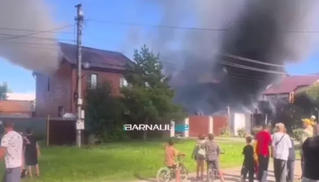 Два дома загорелись в коттеджном поселке Авиатор в Барнауле - Толк, 07.09.2025
