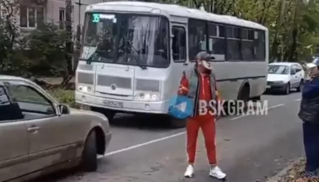 Неизвестный с маской на лице перекрыл движение и устроил перформанс в Бийске - Толк, 14.09.2025