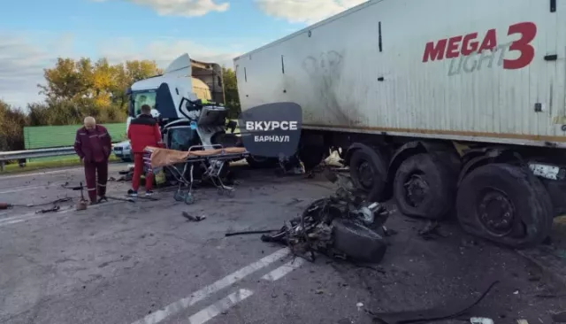 Страшное ДТП с грузовиком произошло на Павловском тракте в Барнауле - Толк, 15.09.2025