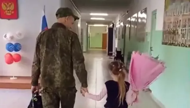 Попавший в плен боец из Алтайского края вернулся домой и пришел в школу к дочке - Толк, 17.09.2025
