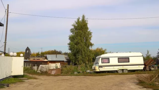 Бабье лето в Нахаловке: осенний фоторепортаж из барнаульского "района-самостроя" - Толк, 18.09.2025