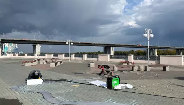 На набережной в Барнауле приступили к монтажу постамента для арт-объекта "Обь" - Толк, 18.09.2025