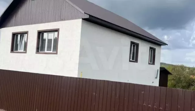 В Горно-Алтайске за 12,8 млн продают двухэтажный коттедж, оштукатуренный "короедом" - Толк, 18.09.2025