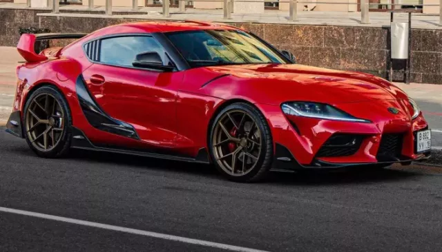 Спортивную Toyota Supra с рулем от BMW продают в Барнауле за 7 млн рублей. Фото - Толк, 18.09.2025
