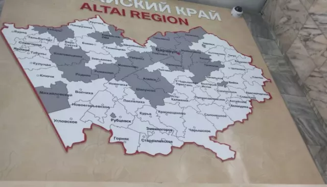 В аэропорту Барнаула повесили карту Алтайского края с грубыми ошибками - Толк, 21.10.2025