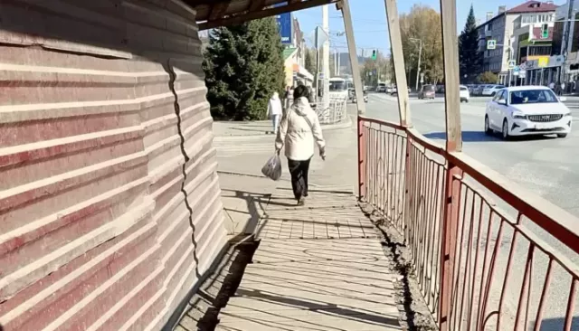 "Временная" стройка в центре Горно-Алтайска годами докучает местным жителям - Толк, 23.10.2025