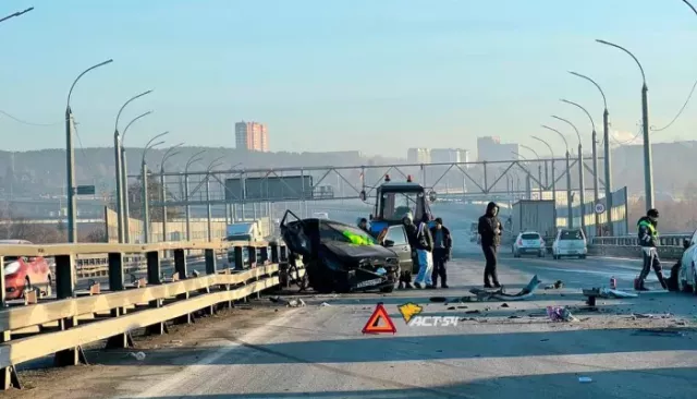 Новосибирец отскочил от автомобиля за миг до мощного удара. Видео Новосибирец отскочил от автомобиля за миг до мощного удара. Видео - Толк, 25.10.2025