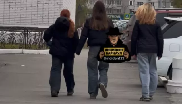 Девочки-подростки забрались на крышу многоэтажки и кидались палками в центре Барнаула Девочки-подростки забрались на крышу многоэтажки и кидались палками в центре Барнаула - Толк, 26.10.2025