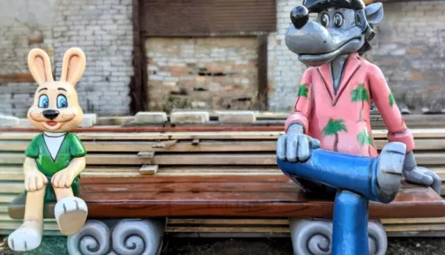 Лавочки из барнаульского зоопарка, ставшие причиной штрафа, нашли новый дом Лавочки из барнаульского зоопарка, ставшие причиной штрафа, нашли новый дом - Толк, 31.10.2025