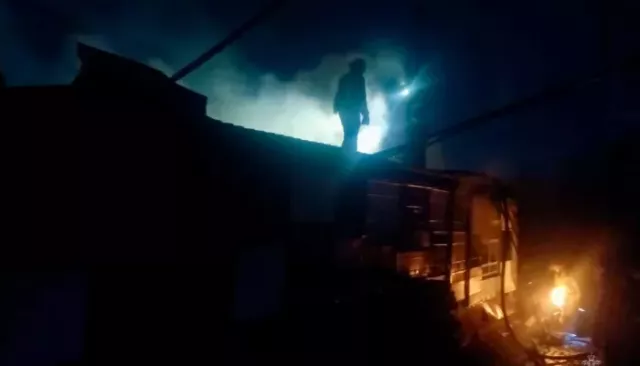 Пожар на площади в 100 "квадратов" произошел в частном секторе в Барнауле - Толк, 03.11.2025