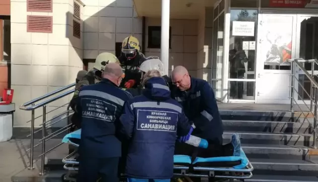 В Краевой клинической больнице в Барнауле прошли учения по эвакуации при пожаре. Фото - Толк, 03.11.2025