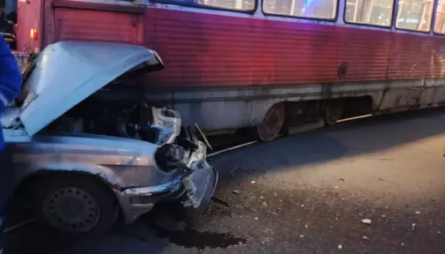 Пожилой мужчина пострадал при столкновении легковушки и трамвая в Бийске - Толк, 03.11.2025