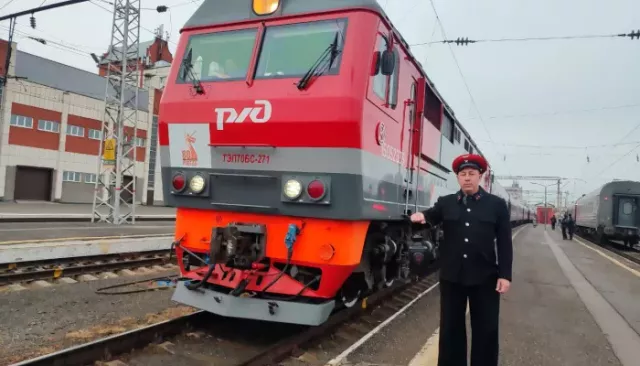 Путевой обходчик начала прошлого века встречал пассажиров на вокзале в Барнауле. Фото - Толк, 03.11.2025