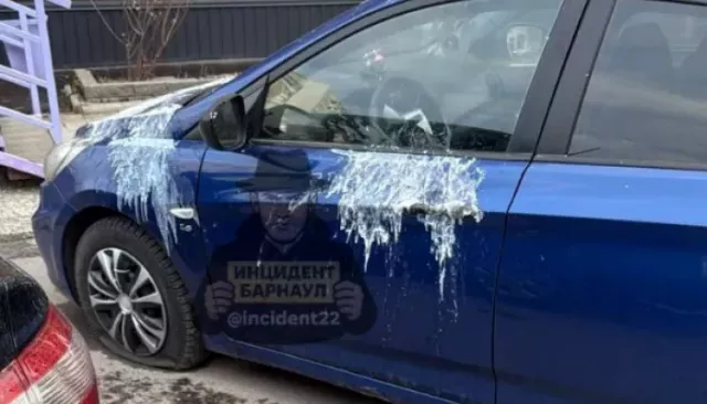 Проела краску до дыр: неизвестные облили три машины кислотой в барнаульском дворе - Толк, 03.11.2025