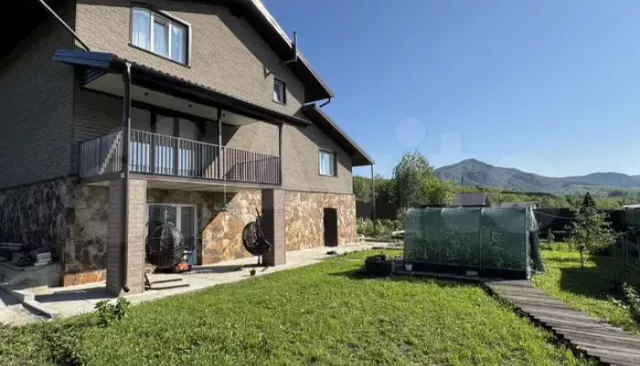 Трехэтажный коттедж с сауной и гаражом продают в Белокурихе за 30,5 млн рублей. Фото - Толк, 03.11.2025