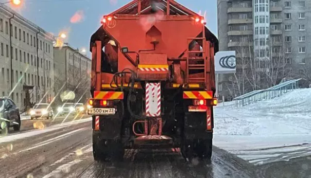 Барнаульские дорожники перешли на круглосуточный режим работы из-за непогоды - Толк, 04.11.2025