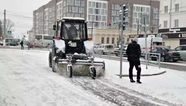 Почти 140 дорожников убирают последствия снегопада с дорог и тротуаров Барнаула Почти 140 дорожников убирают последствия снегопада с дорог и тротуаров Барнаула - Толк, 05.11.2025