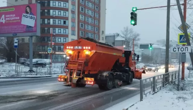Барнаульские дорожники начали обработку улиц от гололеда - Толк, 05.11.2025