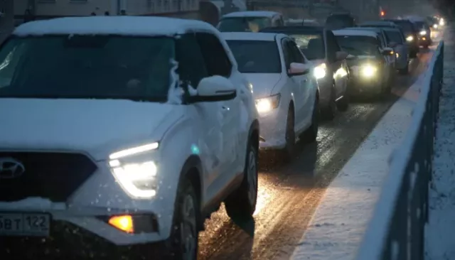 На дорогах 10 баллов: снег парализовал движение в Барнауле - Толк, 05.11.2025