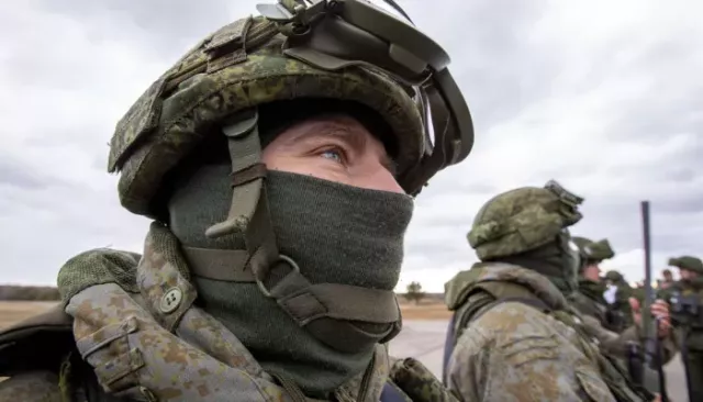 Российский боец увернулся сразу от семи дронов ВСУ Российский боец увернулся сразу от семи дронов ВСУ - Толк, 06.11.2025