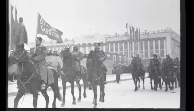 С конями, флагами и шествиями: как в Барнауле отмечали годовщины революции. Фотохроника С конями, флагами и шествиями: как в Барнауле отмечали годовщины революции. Фотохроника - Толк, 07.11.2025