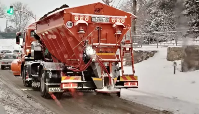 51 машина, тысячи тонн песка и соли: в Барнауле борются с последствиями снегопада - Толк, 07.11.2025