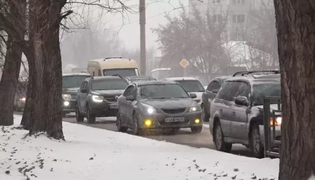 Снегопад в Барнауле спровоцировал 10-балльные утренние пробки - Толк, 07.11.2025