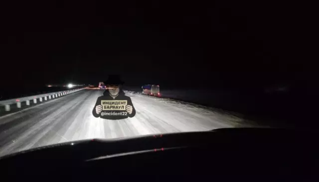 "Очень скользко": автобус съехал в кювет на трассе в Алтайском крае - Толк, 08.11.2025
