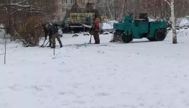 Власти объяснили укладку асфальта в Барнауле на фоне снегопадов - Толк, 08.11.2025
