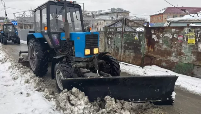 Сотня дорожников и более 70 единиц спецтехники убирают Барнаул от снега - Толк, 09.11.2025