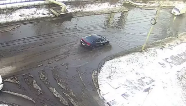 Авто тонут: бийчане пожаловались на "водохранилище" на улице Социалистической - Толк, 11.11.2025