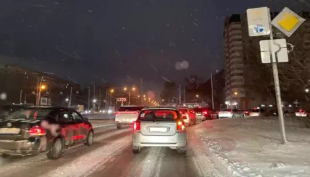 Девятибалльные пробки сковали дороги Барнаула на фоне снега с дождем - Толк, 12.11.2025