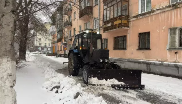 Дорожники очищают улицы Барнаула от снега: где окончены и ведутся работы Дорожники очищают улицы Барнаула от снега: где окончены и ведутся работы - Толк, 12.11.2025
