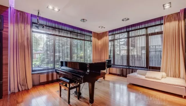 Дмитрий Дибров продает семейный особняк за 570 млн рублей. Показываем, что внутри - Толк, 12.11.2025