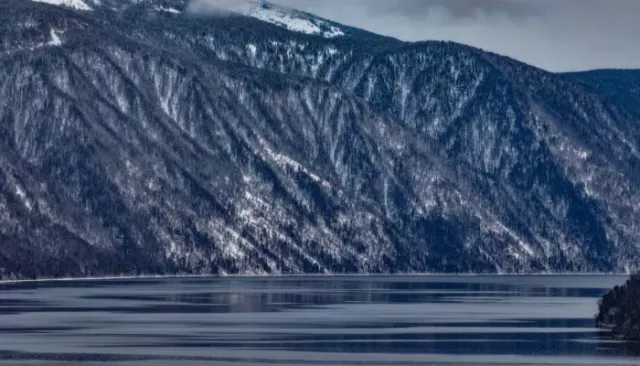 Заповедный монохром: как выглядит Телецкое озеро и его горы в ноябре. Фото Заповедный монохром: как выглядит Телецкое озеро и его горы в ноябре. Фото - Толк, 15.11.2025