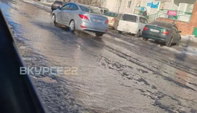 Текут ручьи: барнаульцы запечатлели потоп на улице Энтузиастов - Толк, 16.11.2025