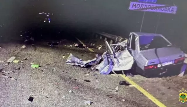 На Кубани легковушку занесло под фуру, погибли четыре человека. Фото На Кубани легковушку занесло под фуру, погибли четыре человека. Фото - Толк, 17.11.2025