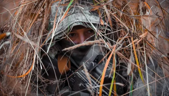 Российский боец сбил рюкзаком дрон ВСУ, залетевший в окоп - Толк, 19.11.2025