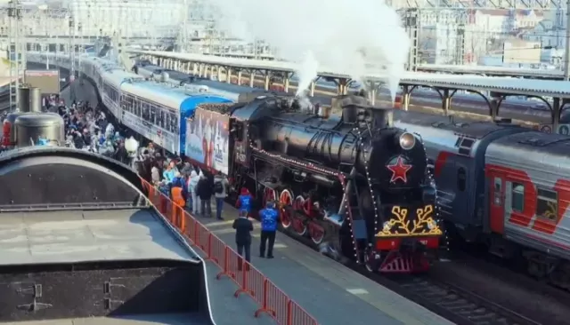 "Поезд Деда Мороза" отправился в путешествие по России. Видео - Толк, 19.11.2025