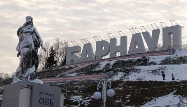 На набережной Барнаула установили арт-объект "Обь". Фото На набережной Барнаула установили арт-объект "Обь". Фото - Толк, 19.11.2025