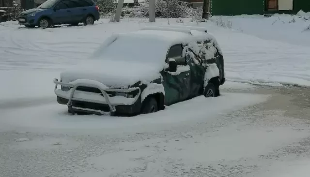 Наполовину вмерз в лужу: бийчане пожаловались на автомобиль, брошенный у здания ГАИ - Толк, 19.11.2025