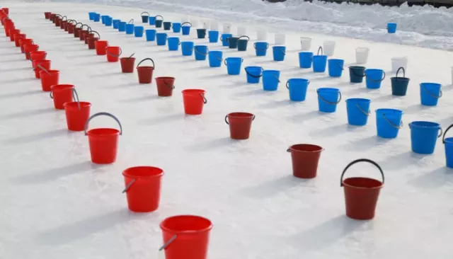 Моржи, блины и волейбол на снегу: как барнаульцы отметили Масленицу в "Изумрудном" - Толк, 23.02.2026