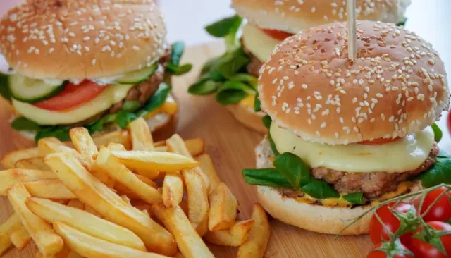 Голодный барнаулец украл бургеры и ролл и попал под серьезную статью - Толк, 07.03.2026