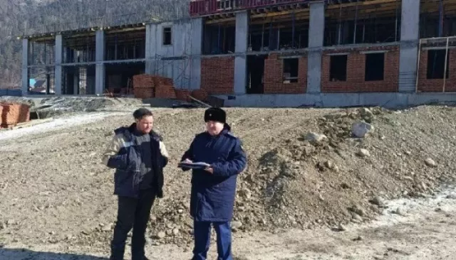 Подрядчики отстают от графиков строительства школы и детсада в Элекмонаре - Толк, 10.03.2026