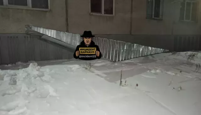 Порыв ветра сорвал козырек подъезда барнаульской многоэтажки - Толк, 11.03.2026