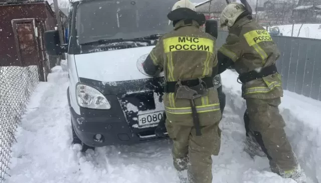 Скорая помощь с пациентом увязла в снежной колее в Алтайском крае Скорая помощь с пациентом увязла в снежной колее в Алтайском крае - Толк, 14.03.2026