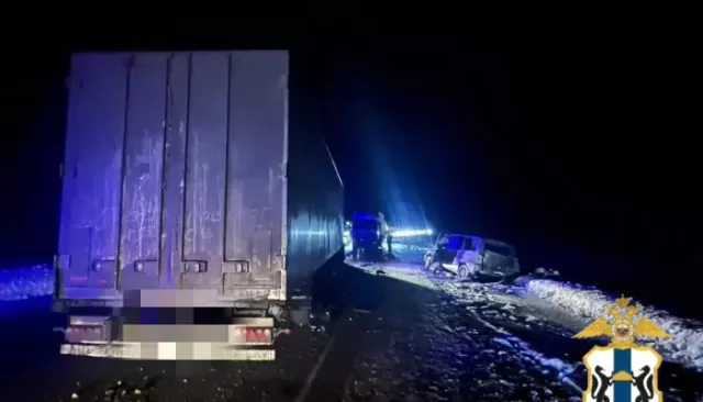 Пять молодых людей погибли в жестком ДТП с микроавтобусом и фурой под Новосибирском - Толк, 15.03.2026