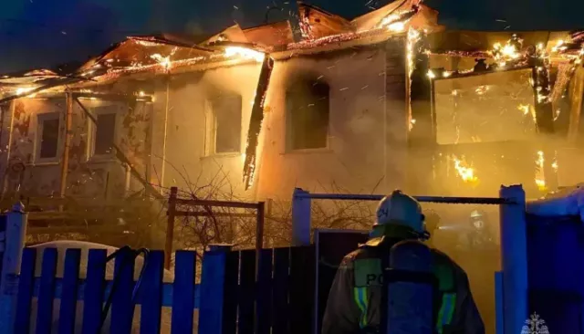Мужчина и женщина погибли при пожаре в частном доме в Барнауле - Толк, 15.03.2026