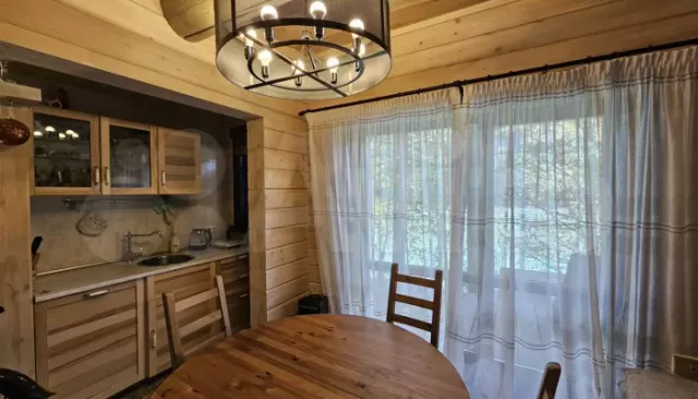 Коттедж на берегу реки Катунь продают в Республике Алтай за 95 млн рублей. Фото - Толк, 15.03.2026